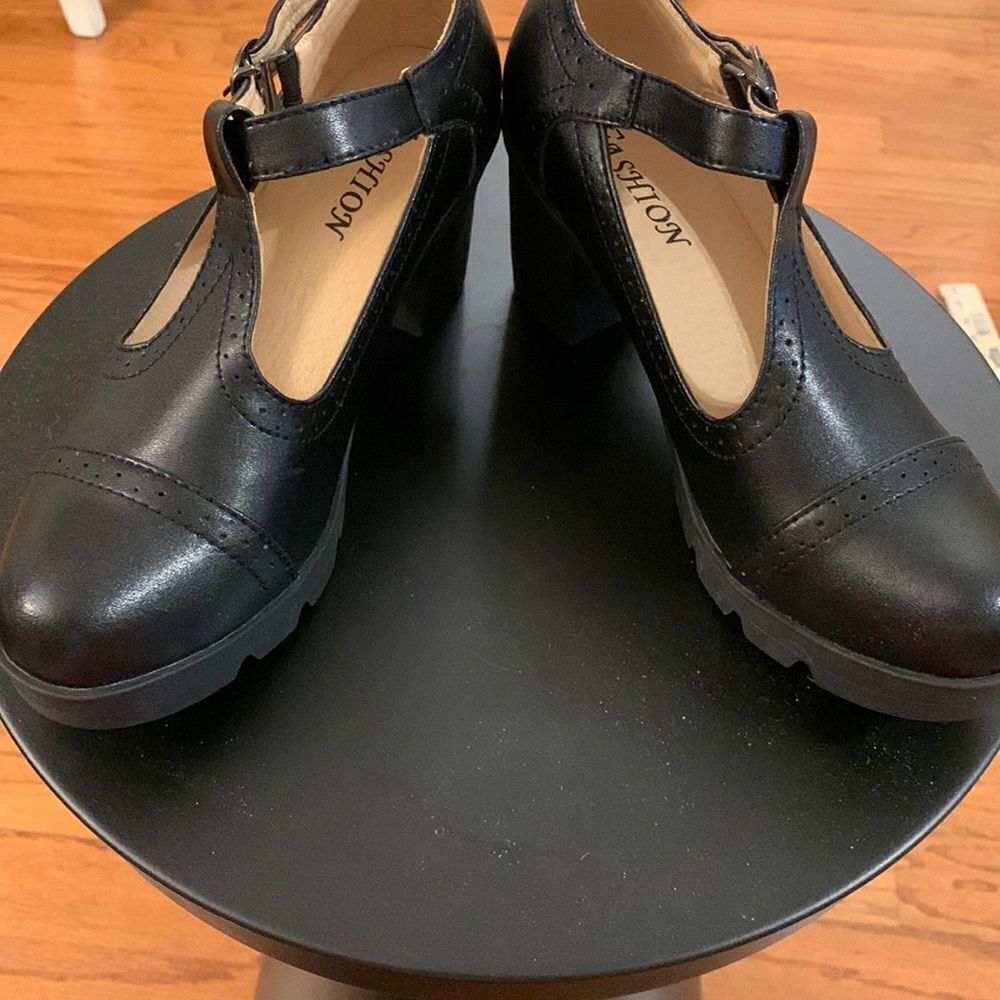 Fashion Size 8.5 t strap black platform shoes